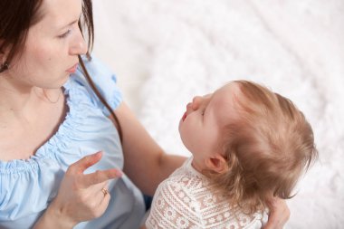 Ağlayan bebek ev kadını berates