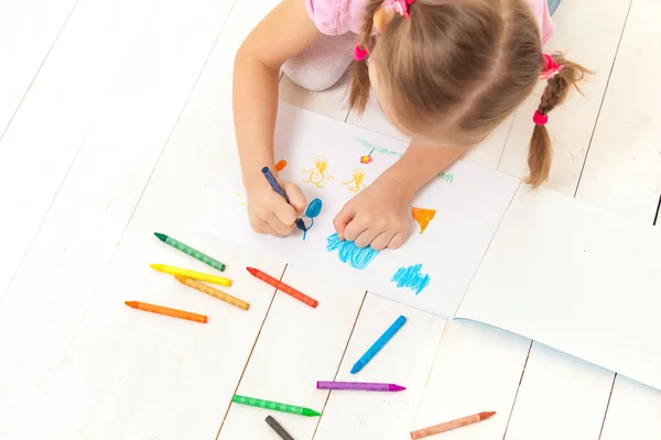 içinde belgili tanımlık albüm boya kalemi ile kız çizer