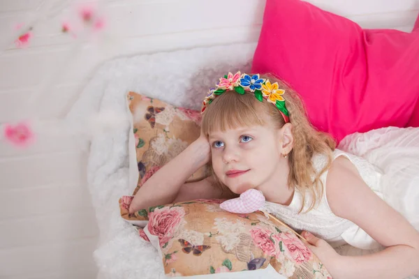 ソファの上に横たわるの小さな女の子の夢 — ストック写真