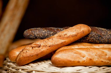 Kepekli ekmek slayt bir sepet içinde