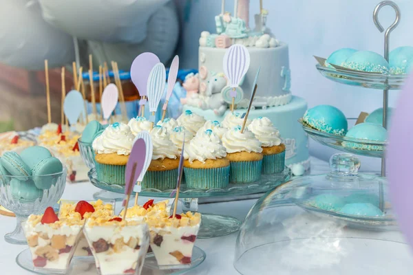 Mesa doce no primeiro aniversário da criança — Fotografia de Stock