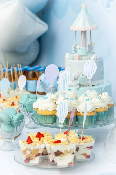 Mesa doce no primeiro aniversário da criança — Fotografia de Stock