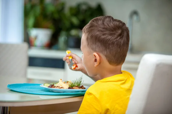 Felice ragazzino mangiare una cena sana a tavola — Foto Stock