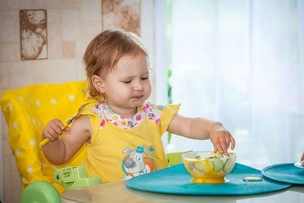 Felice bambina mangia una cena sana a tavola — Foto Stock