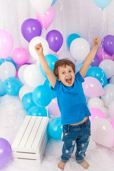 Rapaz hilariante com um monte de balões coloridos. Brincar com balões. Isolado em branco . — Fotografia de Stock