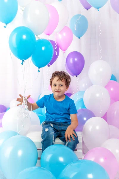 欢乐的色彩缤纷的气球一堆搞笑儿童男孩在他的手中。在白色隔离. — 图库照片