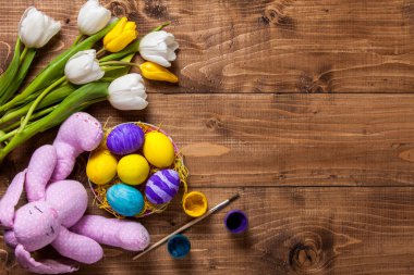 Paskalya yumurtaları ve Lale üzerinde ahşap plakalar, tavşan