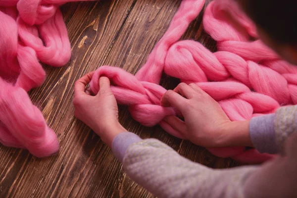 Процесс вязания одеял из мериноса . — стоковое фото