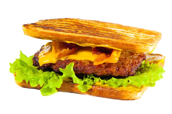 Peynir pirzola ve beyaz arka plan üzerinde taze yeşillik ile sandviç — Stok fotoğraf