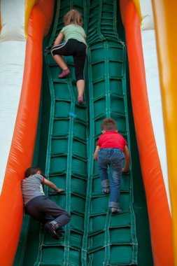 Çocuk halat merdivene tırmanmak