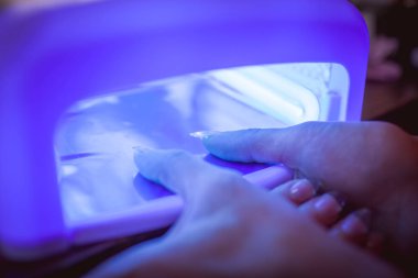 Hibrid manikür, uv lambası, tırnak plaka kür. Güzellik salonları, Manikür, Şevval Özçelik Güzellik, fotoğraf karanlık Düzenle alanı olan kadın.