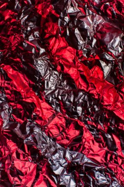 Holografik yanardöner metal folyo. Buruşuk soyut folyo 80s doku çok sayıda renk ile gerçek Hologram arka plan. gri damarlı kırmızı bordo