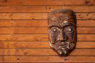 duvar gülümsüyor üzerinde eski maskesi