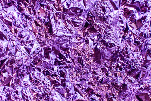 Lámina metálica iridiscente olográfica. Fondo real del holograma de la textura arrugada de la hoja abstracta de los años 80 con la textura múltiple de colors.purple —  Fotos de Stock