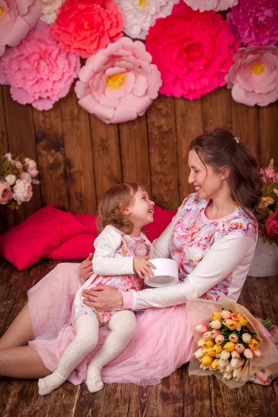 Ευτυχισμένη μαμά και μωρό λουλούδια μπουκέτο — Φωτογραφία Αρχείου