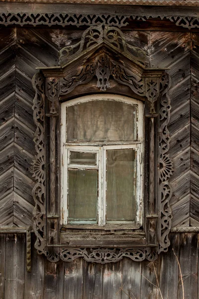 Vieille fenêtre avec cadres en bois — Photo