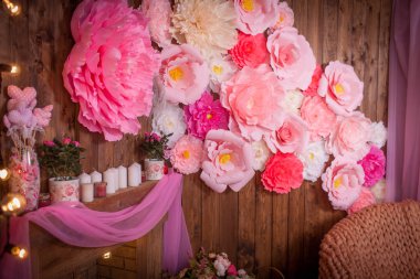 Kağıt çiçekler ve oluklu kağıt duvar