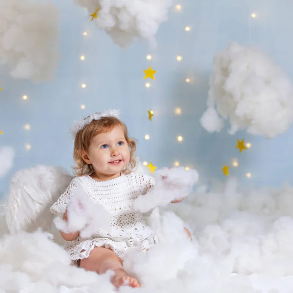 Bebis ängel sitter i molnen tittar upp — Stockfoto
