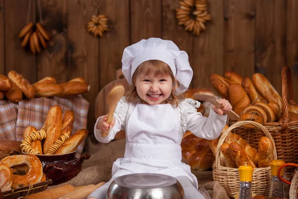 Neşeli aşçı bebek oyun aşçı, ekmek ekmek çok gülen — Stok fotoğraf