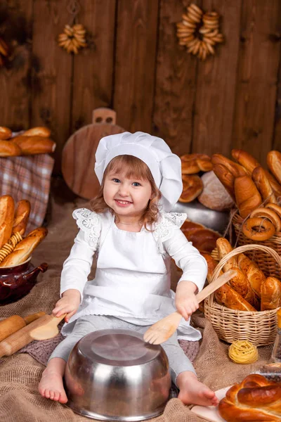 Neşeli aşçı bebek oyun aşçı, ekmek ekmek çok gülen — Stok fotoğraf