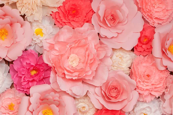 Цветок сделан из гофрированной бумаги — стоковое фото