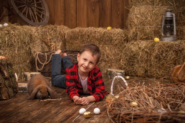 어린이는 부활절 토끼와 건초에 있다 — 스톡 사진