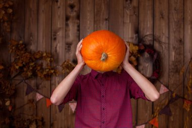 Adam bir kabak yerine bir kafa tutan