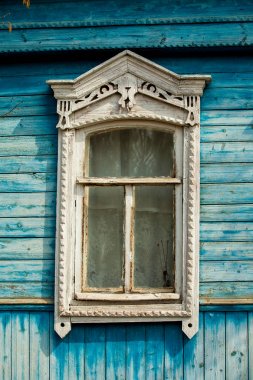 eski ahşap çerçeve penceresiyle