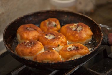 Etli turtalar, tavada yağı kaynar suda.