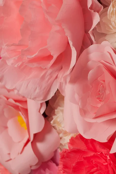 Красивые, нежные цветы из гофрированной бумаги — стоковое фото