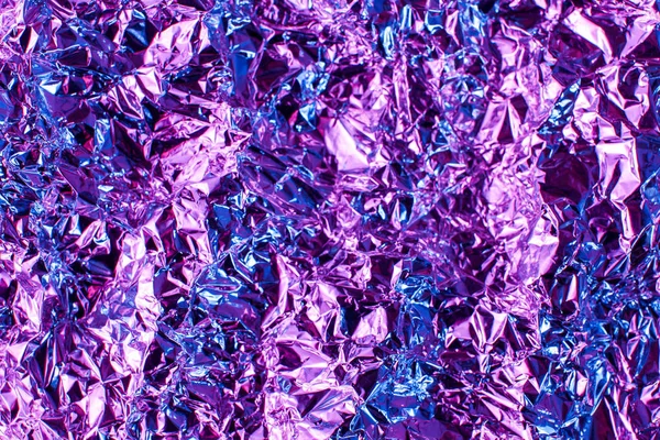 Lámina metálica iridiscente olográfica. Fondo real del holograma de la textura arrugada de la hoja abstracta de los años 80 con la textura múltiple de colors.purple —  Fotos de Stock