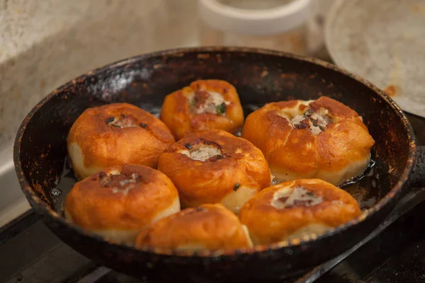 Meat pies, pan-fried in boiling oil. — Stock Photo, Image