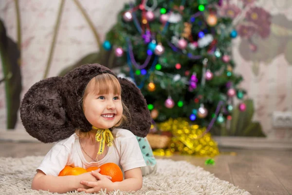 Весела маленька дівчинка дитина одягнена в карнавальний костюм вухатий м — стокове фото