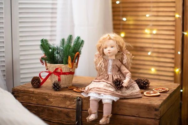 De pop, gemaakt door handen van textiel, is zeer vergelijkbaar met het leven — Stockfoto
