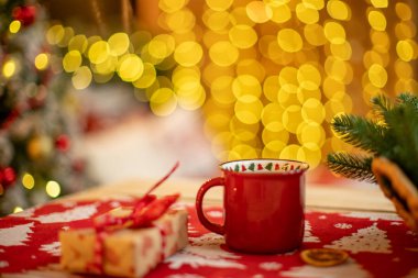 Noel hediyeleri masa örtüsünün üstünde Noel süsüyle.