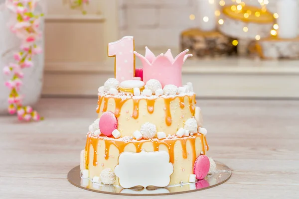 Дворівневий торт на перший день народження. зверху торта оніміння — стокове фото