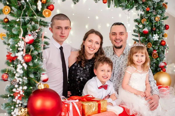 Familienporträt im für das neue Jahr dekorierten Atelier. Christi Geburt — Stockfoto