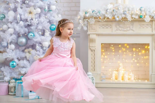 Un niño en el pasillo con un gran árbol de Navidad blanco —  Fotos de Stock