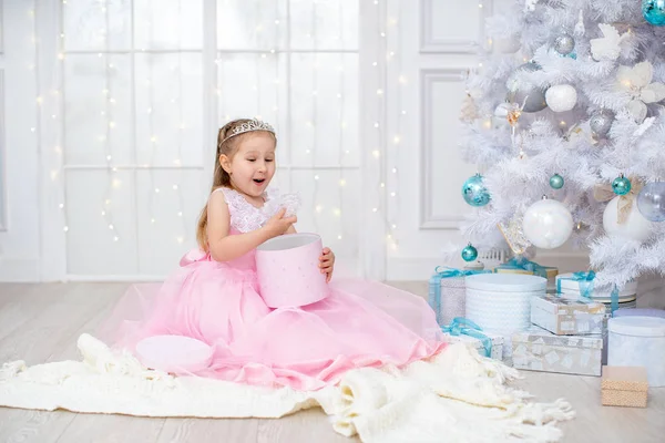 A child in the hall with a big white Christmas tree — Stock Photo, Image