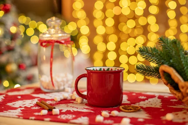 Presentes de Natal na toalha de mesa com ornamento de Natal . — Fotografia de Stock