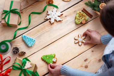 Yukarıdan manzara. Kırsal kesimde, eski bir masada bir hediye bağlıdır.