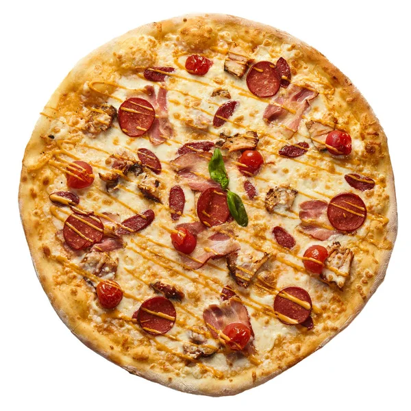 Pizza izolată pe fundal alb cu cârnați — Fotografie, imagine de stoc