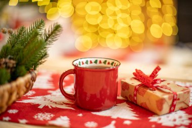 Noel hediyeleri masa örtüsünün üstünde Noel süsüyle.