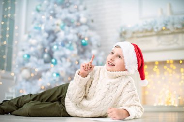 Portre, bir çocuk yeni yıl için dileklerle bir mektup yazar..