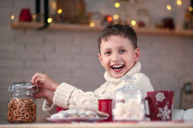 Mutfaktaki komik çocuk.