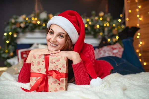 Portré egy boldog fiatal lányról. felkészülés karácsonyra és csomagolásra — Stock Fotó