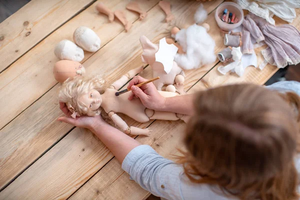 Процесс создания doll — стоковое фото
