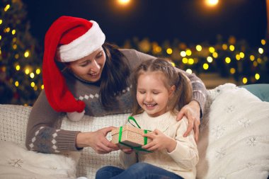 Anne Noel arifesinde kızına bir hediye verir..