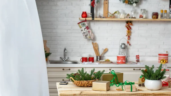 Cocina decorada con guirnaldas de pino y juguetes de Navidad . — Foto de Stock