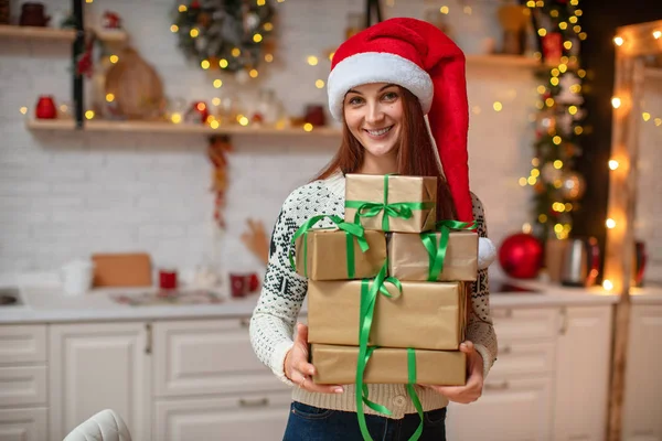 Portré egy boldog fiatal lányról. felkészülés karácsonyra és csomagolásra — Stock Fotó